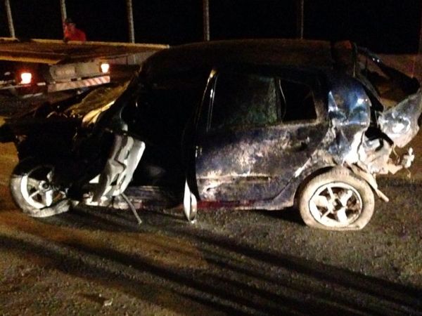 Motorista de Clio perde o controle na Beira Rio, bate em poste e passageiro morre na hora veja fotos