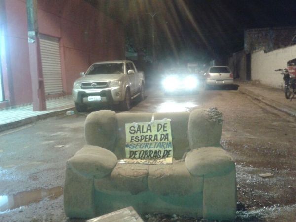 Irritados com buracos, moradores inovam em protesto e colocam sof na rua