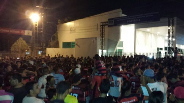 Torcida faz festa na chegada do Flamengo em Cuiab e organizao disponibiliza mil ingressos;  vdeo