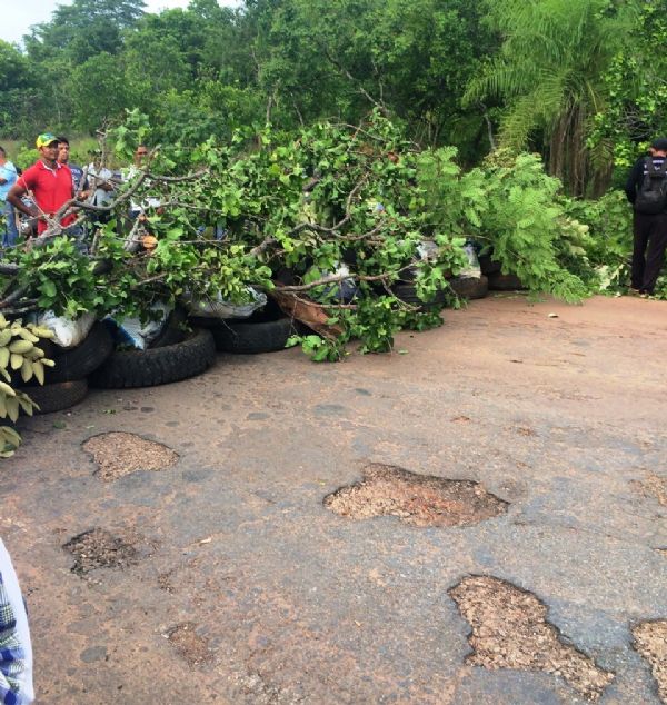 Revoltados com buracos, taxistas fecham rodovia estadual em Mato Grosso