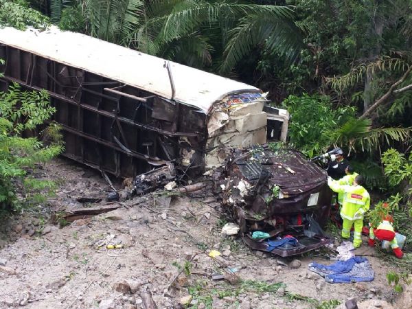 Motorista morre aps caminho cair em ribanceira na Serra de So Vicente
