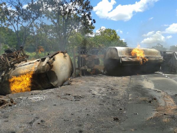 Motorista morre carbonizado aps carreta de combustvel tombar e pegar fogo;  fotos 
