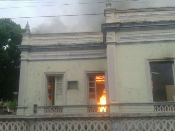 Incndio destri prdio histrico que se transformou em 'fumdromo';  fotos 