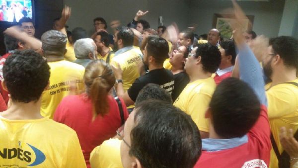 Servidores cobram RGA e tentam invadir reunio com secretrios de Taques na Assembleia