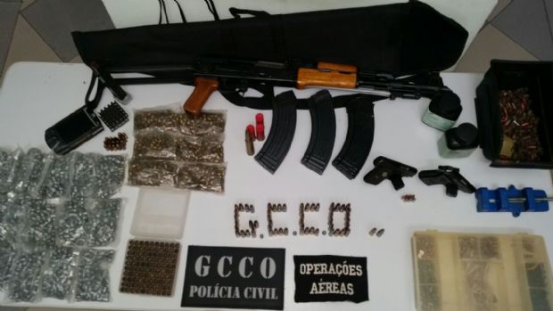 Homem  preso por porte ilegal de pistolas, munies e fuzil em rea residencial de Cuiab