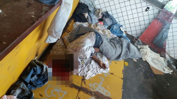 Morador de rua  espancado a pauladas at a morte ao dormir em quiosque