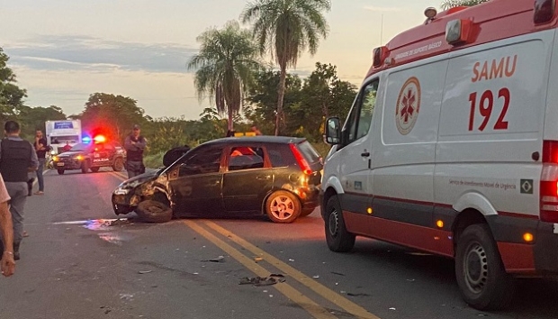 Motoristas so socorridos aps coliso entre carros na 'Estrada da Guia'