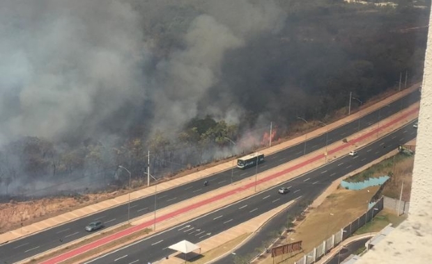 Bombeiros tentam apagar incndio de grandes propores em frente ao Brasil Beach;  Vdeos