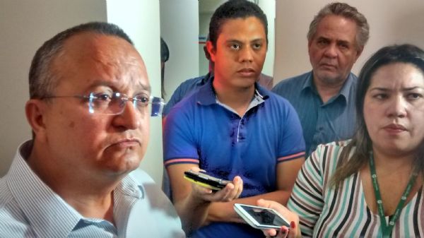 Pedro Taques, logo aps sair do estdio, conversa com os jornalistas  sendo observado por Antero