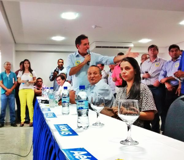 O presidente do PSDB, Nilson Leito, discursa durante a adeso de partidos para a campanha de Acio Neves