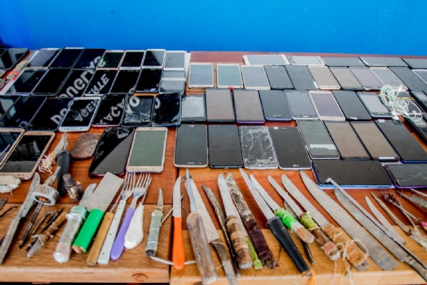 Agentes apreendem 171 celulares e 352 cadernos de 'contabilidade' do crime; Sesp veta uso de papel moeda