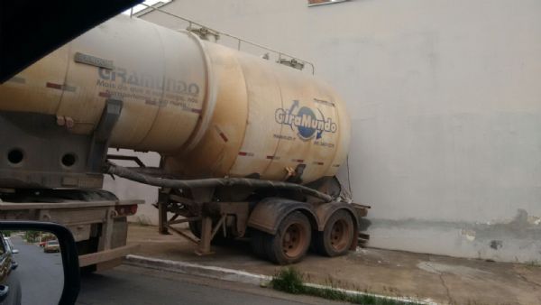 Carreta bitrem de transportadora atinge muro de residncia em rea nobre de Cuiab; prejuzo de R$ 300 mil