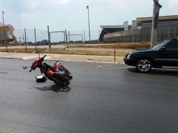 Condutor de picape atropela casal de motociclistas perto da Arena Pantanal e foge