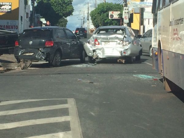 Coliso entre nibus, Corolla e Gol deixa trnsito lento na avenida  Miranda Reis