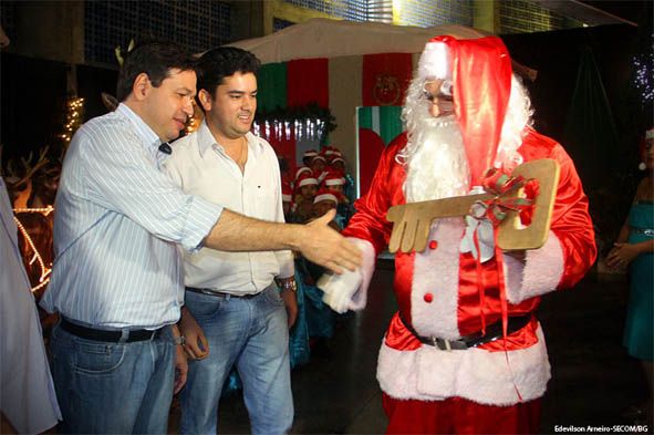 Papai Noel recebe a chave da cidade e abre o natal em Barra