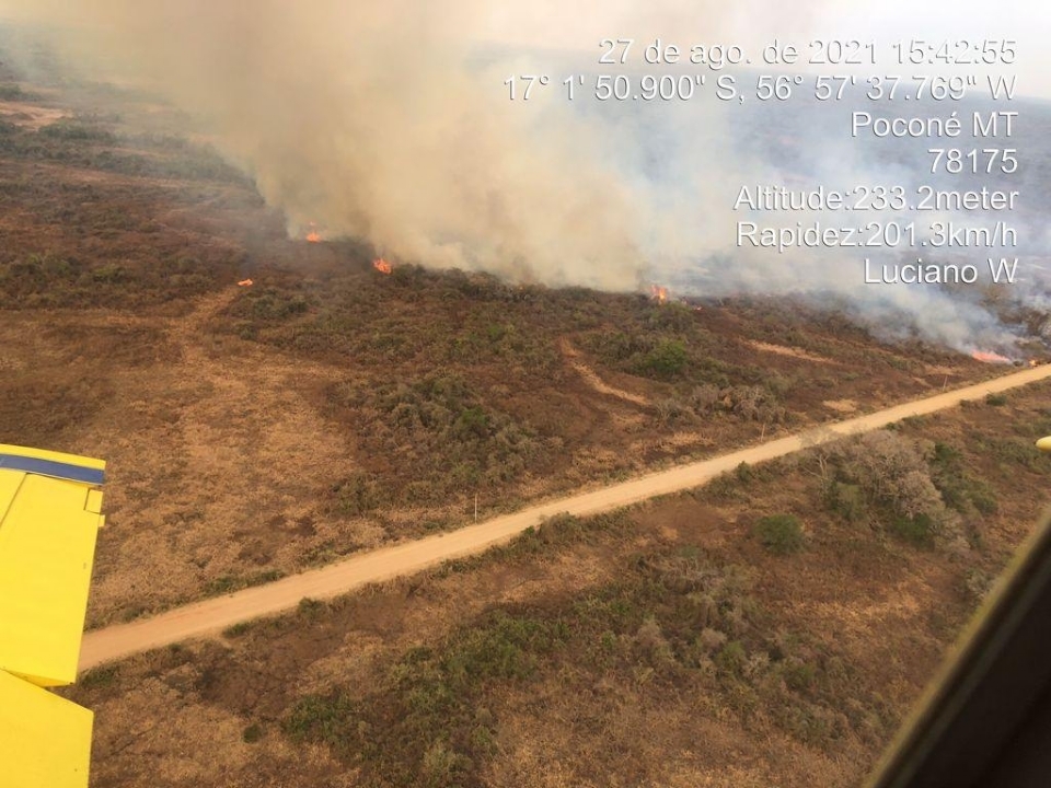 Bombeiros combatem incêndios em dois pontos da Transpantaneira no Pantanal