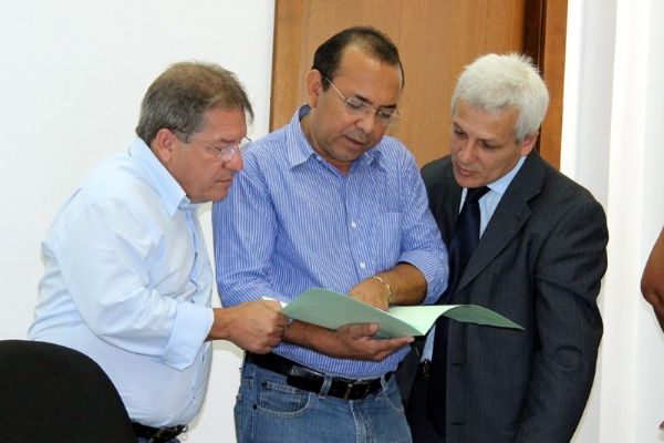 Walace Guimares com Ismael Alves: reforo de caixa para o Tesouro Municipal, neste momento de grave crise financeira da prefeitura.