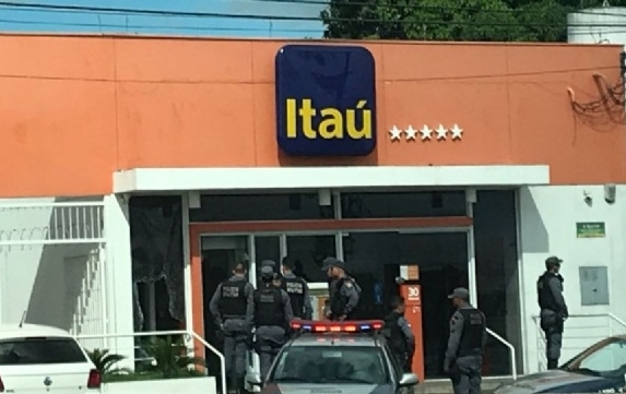 Bandidos armados invadem agncia do Ita e roubam R$ 4 mil, armas e colete