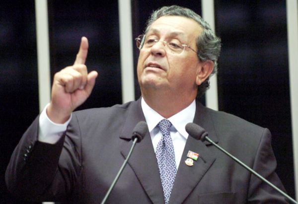 Jayme Campos fez um duro discurso, no Senado, criticando a qualidade duvidosa das obras da Copa do Pantanal