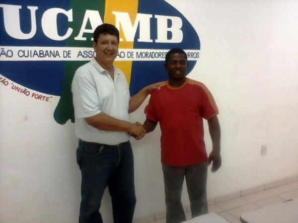 Jonail da Costa com o presidente da Ucamb, Edio Martins de Souza: ao social na Base Comunitria do Ribeiro