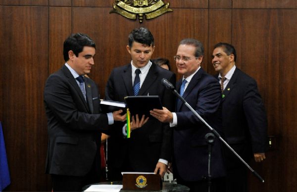 Jos Antnio Medeiros assina o termo de posse, no Senado, junto com o presidente Renan Calheiros