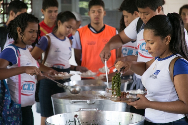 Sem dinheiro da merenda, diretores de escola tiram at R$ 25 mil do prprio bolso para alimentar alunos
