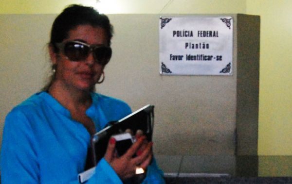 Colunista social e testemunha de suposto esquema de lavagem de dinheiro e agiotagem, Kharina Nogueira vai  PF