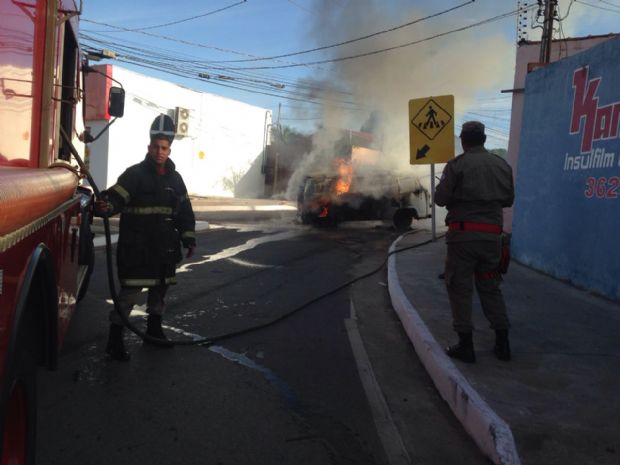 Incndio consome Kombi em avenida de Cuiab e bombeiros so acionados; Veja 