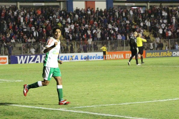 Misael marcou o primeiro gol da vitria de 2 a 0 do Luverdense sobre o Paran Clube, em Curitiba