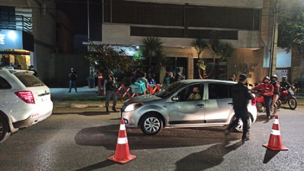 Blitz na Avenida Isaac Pvoas s 2h da manh prende cinco motoristas embriagados