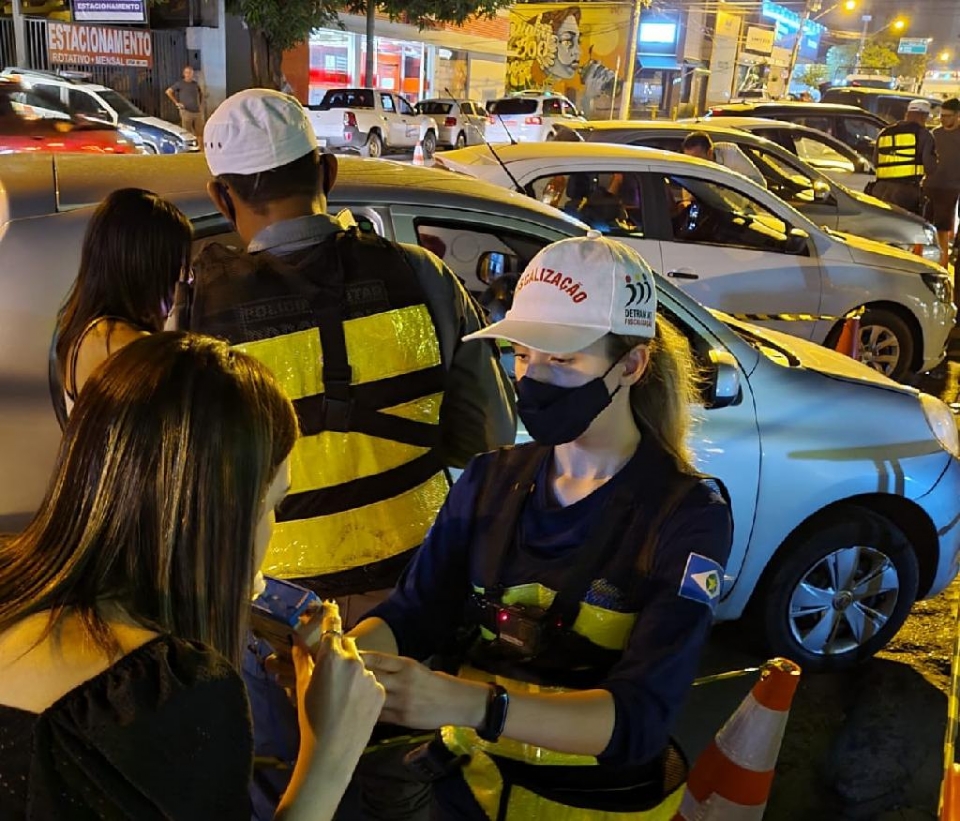 Blitz da Lei Seca prende 14 motoristas na avenida Isaac Pvoas