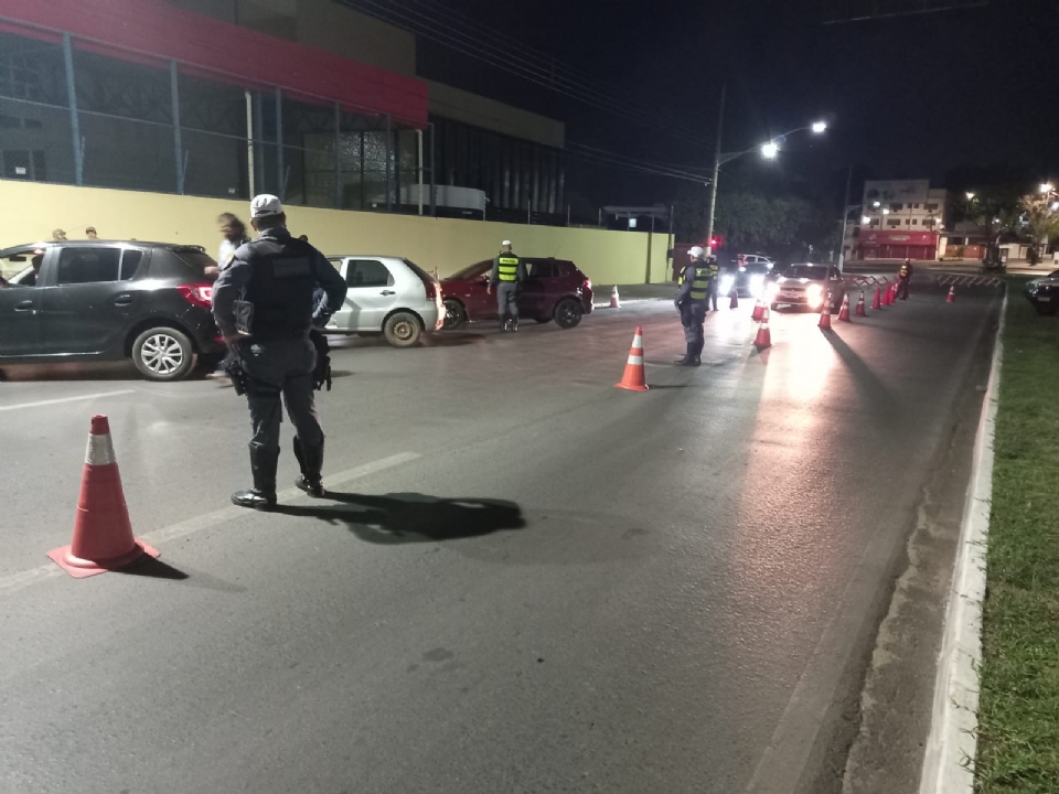 Dezenove motoristas so presos em fiscalizaes de trnsito em dois locais de Cuiab