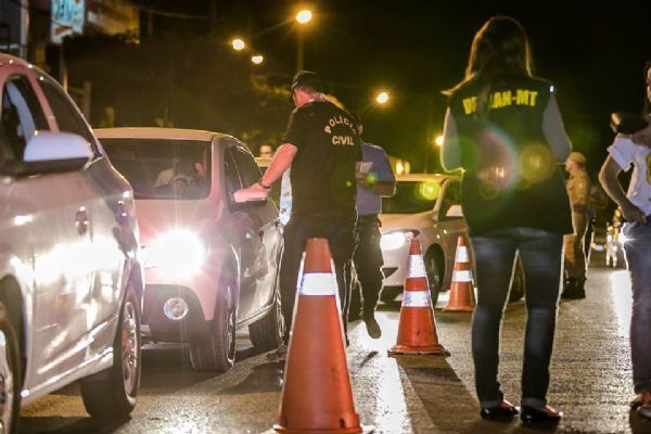 Com total 7 presos, blitz da Lei Seca flagra mais de 20 motoristas alcoolizados esta madrugada em Cuiab