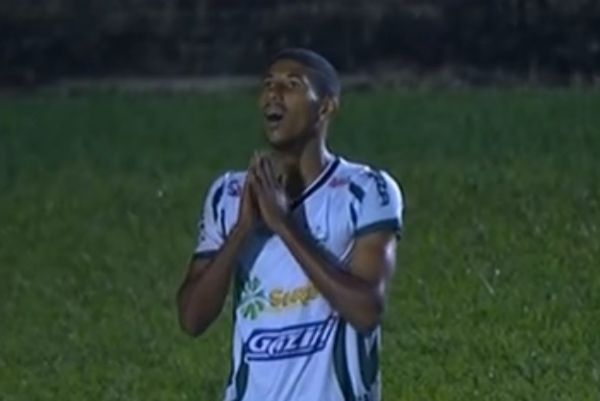 Jogador do Luverdense lamenta gol perdido quando o jogo ainda estava 1 a 0