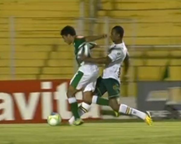Erro 'gritante' do rbitro Francisco Carlos Nascimento em no marcar a penalidade em Misael