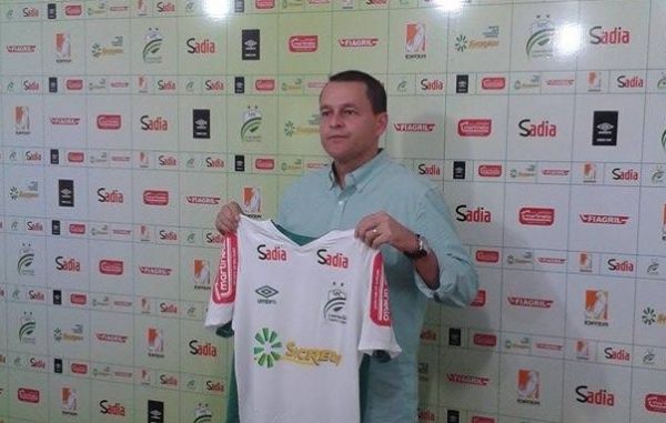 Novo treinador do Luverdense para o ano de 2015, Leandro Niehues, sendo apressentado