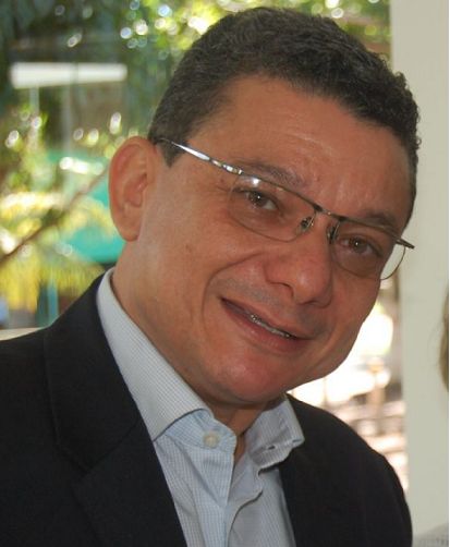Famlia do jornalista Marcos Coutinho v homenagem em creche de Cuiab como reconhecimento merecido
