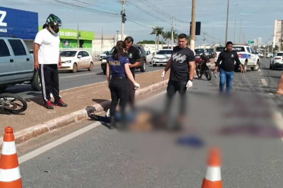 Motociclista morre aps invadir pista contrria e ser atingido por Celta em Cuiab; vdeo
