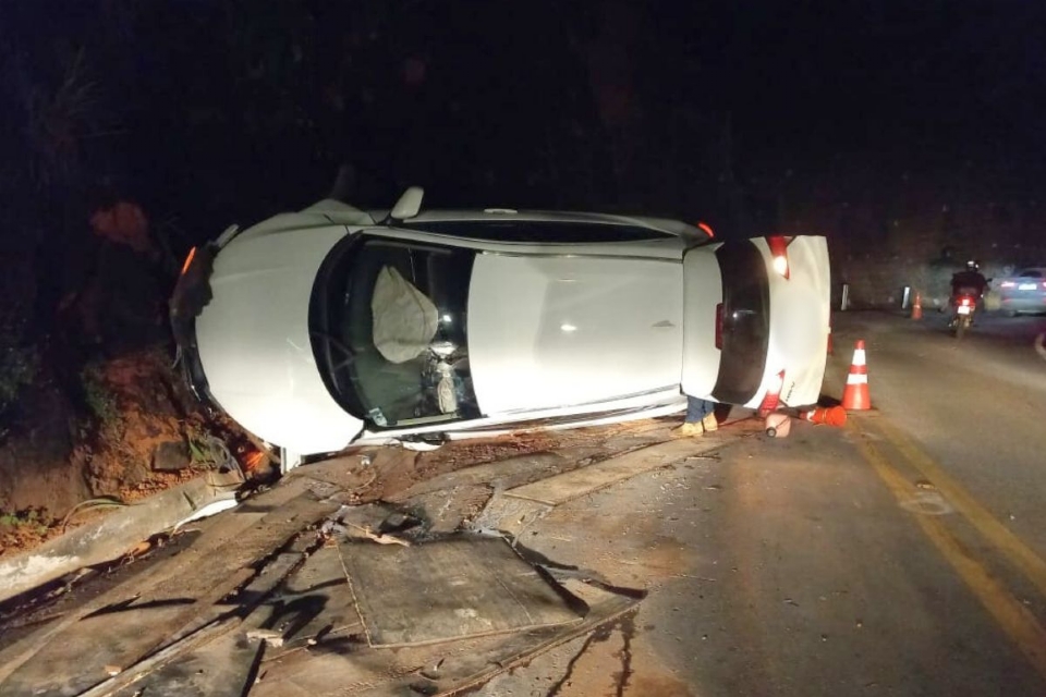 Motorista embriagado bate no paredo do Porto do Inferno e capota carro na via; veja vdeo