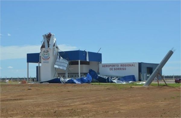 Vendaval causa estragos e destri telhado de aeroporto em Mato Grosso;  fotos 