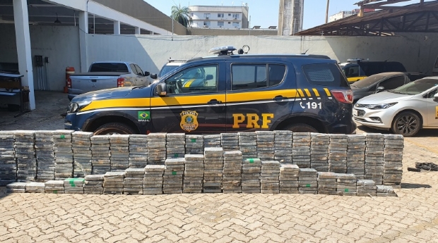 PRF apreende 557 kg de cocana em MT e ao  elogiada por Bolsonaro