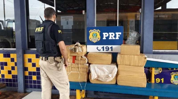 Polcia Rodoviria apreende carreta transportando 193 kg maconha