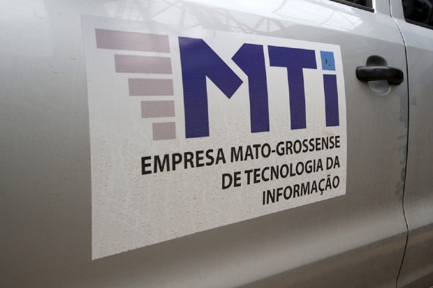 Mauro Mendes assina decreto que extingue cargos e enxuga estrutura da MTI