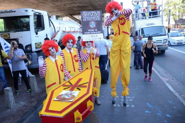 Protesto pede melhores condies a trabalhador de fast-food