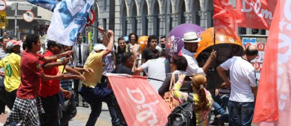 Militantes petistas e tucanos entram em confronto no Centro de So Paulo