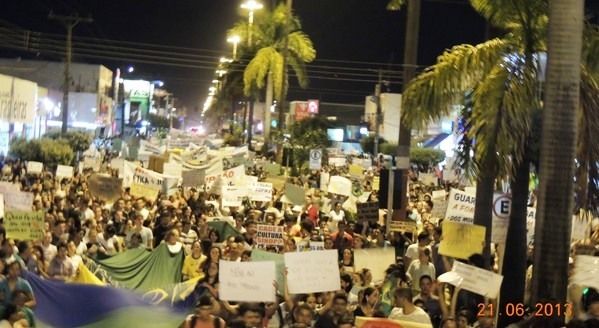 Manifestantes lotaram principal avenida do centro de Sinop - maior cidade do Norto do Estado