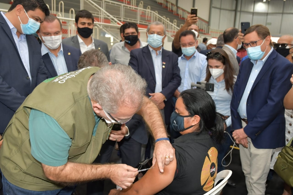 Ministro Marcelo Queiroga vacina moradora de VG ao lado do governador Mauro Mendes e outros políticos