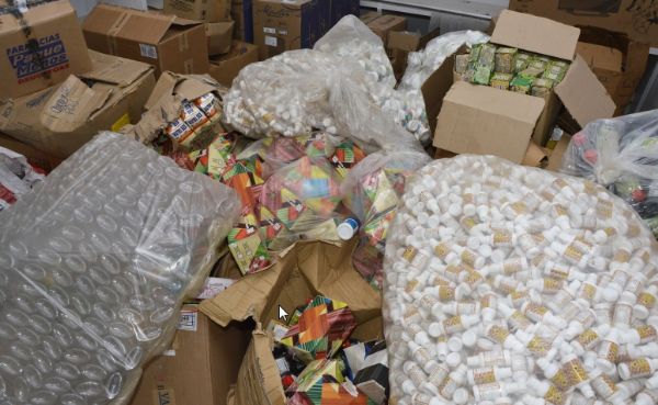 PM e Vigilncia Sanitria apreendem  500 kg de material e fecham 'fbrica' de remdios