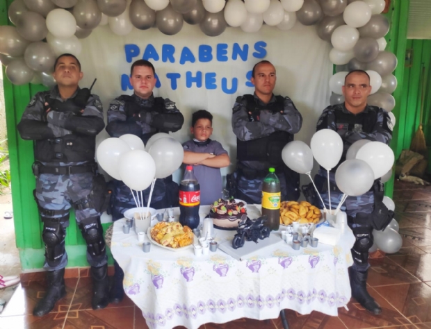 Policiais fazem surpresa para trs crianas que sonham em ser PM;  veja fotos