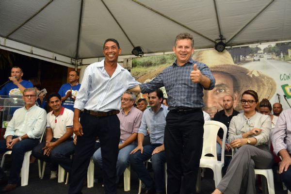 Mauro Mendes com Daniel Amaral, presidente da Associao dos Moradores, inaugura 20 quilmetros de asfalto no bairro Pedra 90